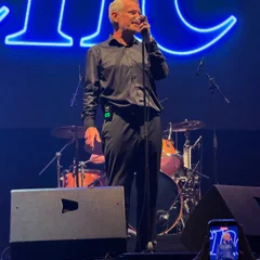 Martin Rossiter, dressed in black, at the mic.
